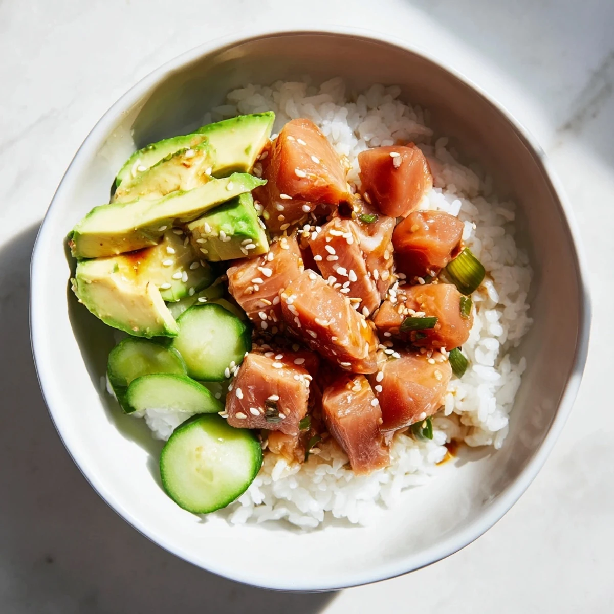 Frischer Tuna Avocado Rice Bowl mit cremiger Avocado, Gurke und Sesam auf duftendem Jasminreis im Schüssel-Layout.