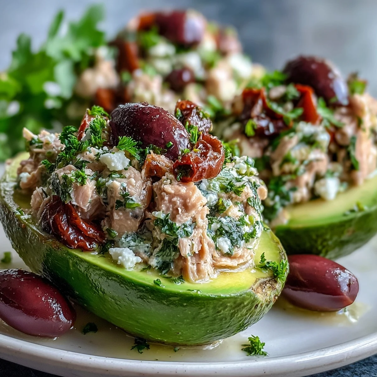 Mediterranean Tuna Salad Stuffed Avocados gefüllt mit cremiger Avocado und einem aromatischen mediterranen Thunfischsalat.