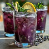 2. Kühlendes Getränk mit floralem Lavendel und frischer Minze – ein erfrischender Sommergenuss.  