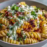 Ein leuchtendes Nudelgericht mit süßem Mais, cremiger Sauce und Cotija-Käse, inspiriert von mexikanischem Street Corn.