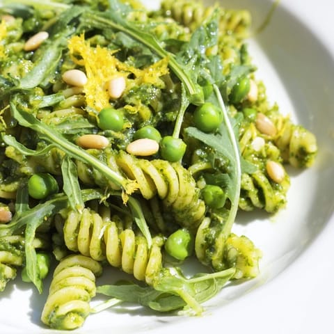 3 esslöffel frisches Basilikum, 1 esslöffel Parmesan und Pinienkerne für hausgemachtes Pesto.