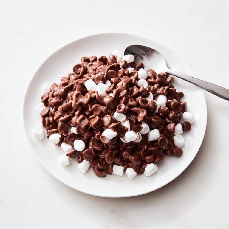 Schnelles Dessert mit Schokoladenchips und Marshmallows: Ein warmer und klebriger, einfacher Leckerbissen für den süßen Zahn.