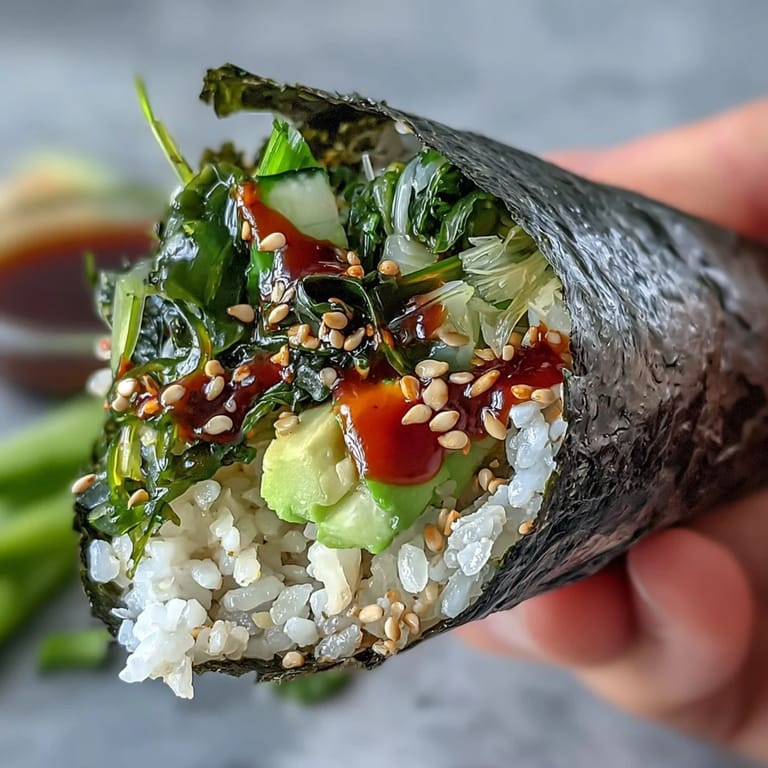 3. **Umfangreiche nori-gewickelte Sushi-Handrollen mit würzigem Seetang-Salat, knackigem Gemüse und würziger Mayo.**