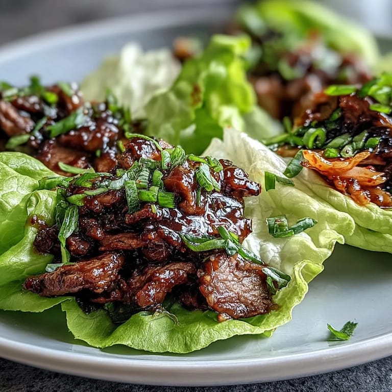 Geschmackvolle Korean BBQ Rindfleisch-Wraps bereit zum Genießen mit Kimchi und Gurke.