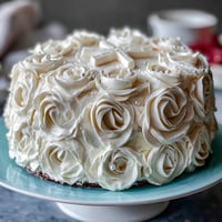 Eleganter First Communion Kuchen mit weißen Rosen und Kreuzaufsatz, perfekt für festliche Anlässe.